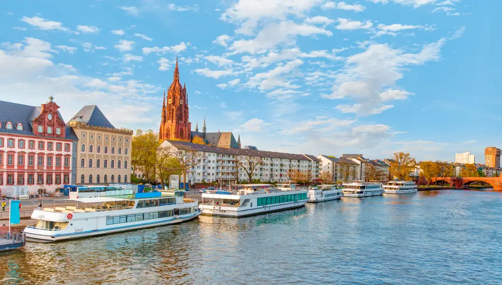 Hotels in Frankfurt are waiting for you to discover the city's beauty! Find the best hotel deals.