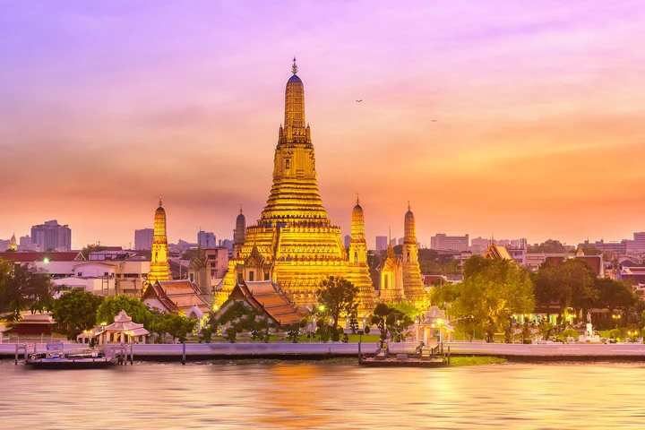 Hotels in Bangkok are waiting for you to discover the city's beauty! Find the best deals here!