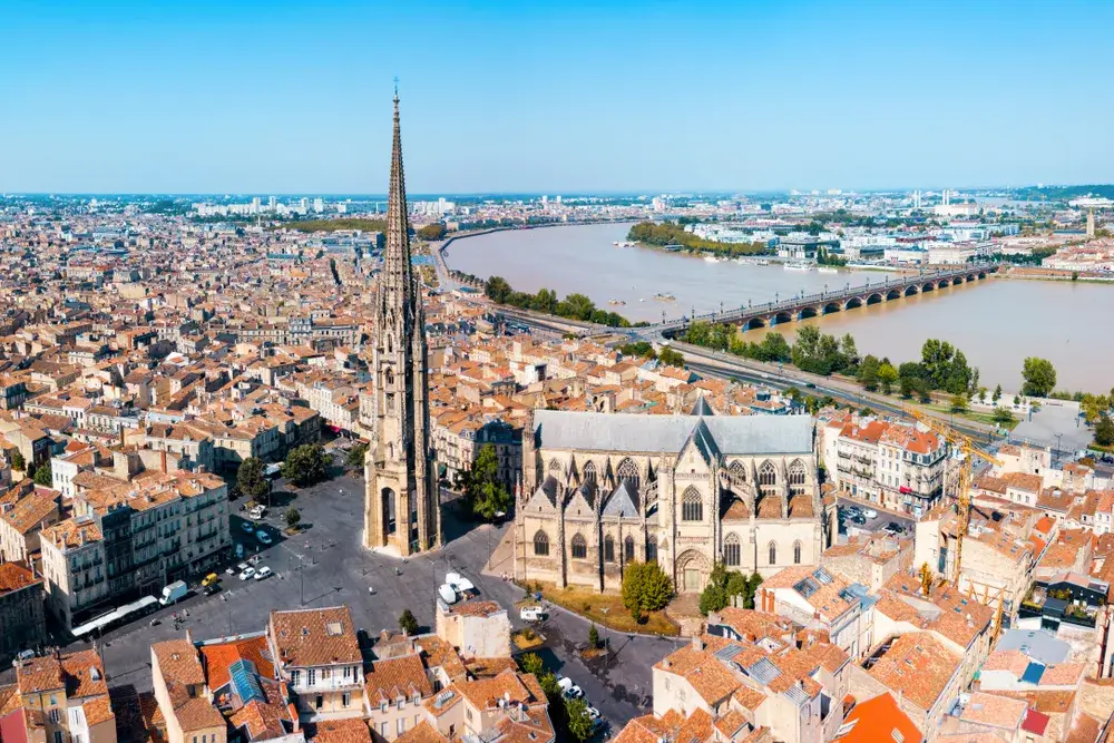 Hotels in Bordeaux are waiting for you to discover the city's beauty! Find the best hotel deals.
