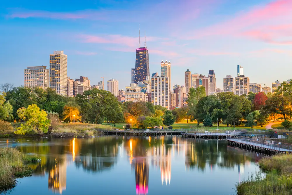 Hotels in Chicago are waiting for you to discover the city's beauty! Find the best hotel deals.