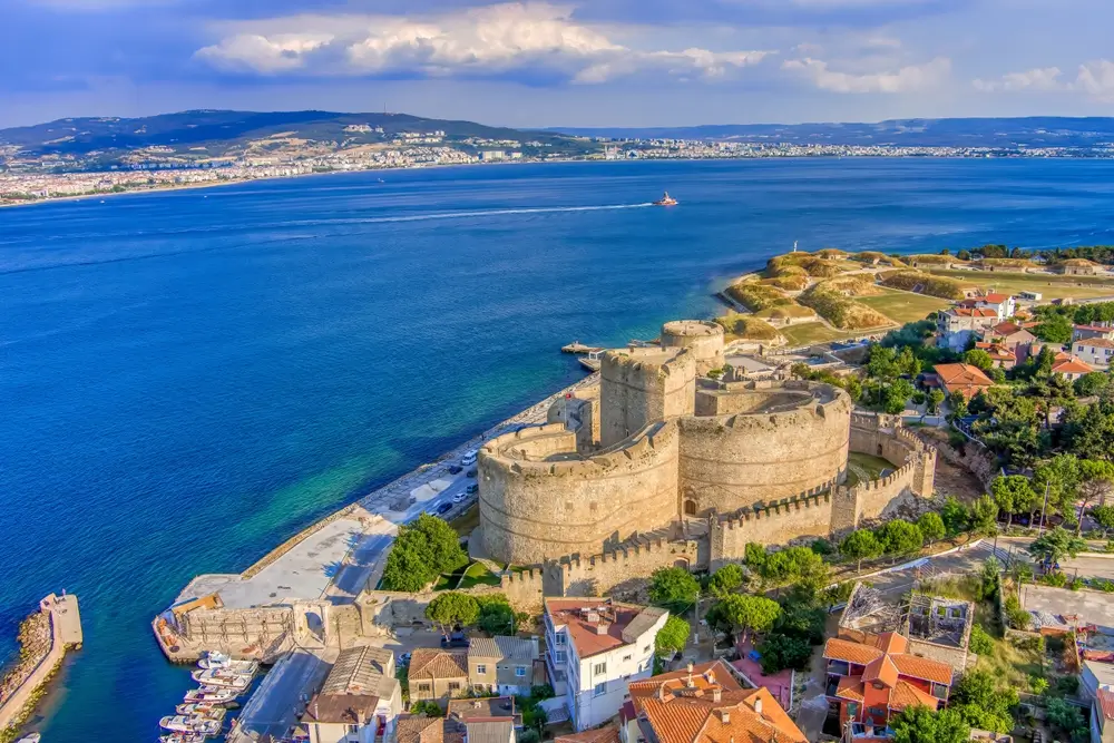Hotels in Canakkale are waiting for you to discover the city's beauty! Find the best hotel deals.