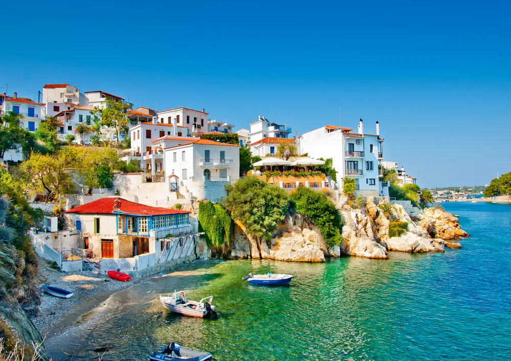 Hotels in Greece are waiting for you to discover the country's beauty! Find the best deals here.
